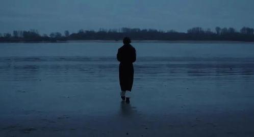 独自在夜晚的海边